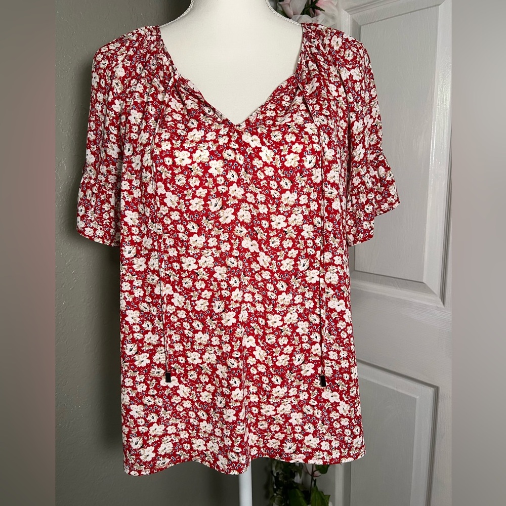 💥 NWT W5 Red floral blouse